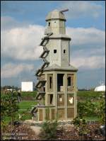 Elbe-Elster Land 'Die �lteste Investruine Deutschlands' nennt man das Oiginal dieses im Elsterwerdaer Miniaturenpark stehenden Modells des Bertzitturmes in Kahla. Das Original entstand 1915/16 zur Kohleveredlung minderwertiger Kohle und ging aus sicherheitsbedenklichen Protesten der Bev�lkerung nie in Betrieb. Rechts neben dem Modell erkennt man in der Ferne noch das in Sichtweite stehende Original! 03.10.07