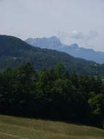 4-Seen-Tal Das Karawankenmassiv lugt hinter den saftgr�nen Bergen des 4-Seen-Tals hervor...  Blick vom Aufstieg Hafnersee - Pyramidenkogel.  14.08.2007