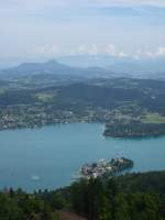 W�rthersee Der W�rthersee vom Pyramidenkogel aus. Auf der Halbinsel steht das namensgebende Maria W�rth, ein alter Wallfahrtsort. Ber�hmt und durch den Reichtum auch vieler ebenfalls ber�hmter Pers�nlichkeiten bestimmt, so dass eine Besichtigung nur schon durch die hohen Parkgeb�hren flachf�llt.  
Auf der anderen Seite verl�uft die S�dautobahn, dahinter geht der Blick in Richtung Steiermark.   
14.08.2007