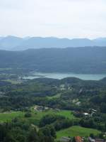 4-Seen-Tal Ein Gegenlicht-Blick �ber das 4-Seen-Tal und den Keutschacher See zu den Karawankenausl�ufern vom Pyramidenkogel aus.     
14.08.2007