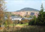 Erzgebirge Kurort Altenberg / Erzgebirge, Blick zur Pinge, ein 1624 durch Bergsturz entstandener Krater (Zinn-Bergwerk), im Hintergrund der Geisingberg (824m); 8.10.2007
