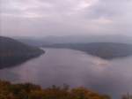 Waldeck Der Edersee ist ein idealer Ort f�r Segler und andere Wassersportler. Und man kann hier ebenso den Segel-F�hrerschein absolvieren. Wie man sehen kann, ist am Feiertag, so mancher Segler unterwegs. Aufgenommen am 03.10.07.