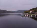 Waldeck Der ziemlich gro�e Edersee von der Edertalsperre ausgesehen. (03.10.07)