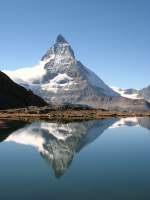 Region Vispert�ler Das Matterhorn (4478 m�M) und sein Spiegelbild.
(Oktober 2007)
