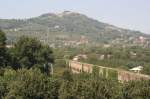 Hinterland Blick von Avellino nach Monte Fredane. Im Vordergrund ist das Aquaedukt zu sehen, was durch das Tal von Attripalda und Avellino fuehrt.
