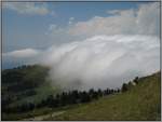 Wolken Wie schon bei meinen Bildern zu den Rigi-Bahnen in bahnbilder.de erw�hnt wandelte sich das sch�ne sonnige Wetter auf der Rigi am 20.07.2007 schlagartig, als sich eine Wolkenwand �ber den Berg schob. Einerseits schade, andererseits aber auch ein irgendwie faszinierendes Naturschauspiel. Zum Gl�ck brachten die Wolken keinen Regen.