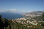 K�ste Blick ueber Sorrento zum Vesuv.