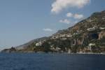 K�ste Ob die Menschen, die ueber der Hoehle wohnen sich wohl fuehlen... An der Amalfi-Kueste.