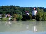 Innviertel Burg Wernstein sowie die Mariens�ule spiegeln sich im INN; 070916