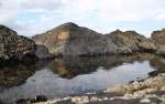 Diverses Der erste Blick t�uscht, keine hohen Berge sondern Wasseransammlungen vom Meer hinein gesp�lt in das felsige Gestein an der Westk�ste von Irland.(Zum Gr�ssenvergleich: Der H�henunterschied vom Wasserspiegel bis zum Gipfel betr�gt 15 cm.)
(September 2007) 