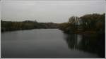 Ruhrgebiet M�lheim-Ruhr - Blick auf die Ruhr von der Fu�g�ngerbr�cke am Walzenwehr. Links zwischen den B�umen ist der Kamin der Lederfabrik Lindgens (Kassenberg) zu sehen, rechts die Ruhrinsel. K�mpfe leider noch mit der Helligkeit bei Landschaftsaufnahmen im Vollautomatik-Modus meiner neuen Kamera.