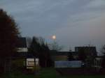 Mond ... und da geht der Mond auf �ber Merkenich! Er leuchtet, weil ich mit Blitz fotographiert habe... :) 24.11.2007