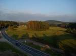 Th�ringer Wald, Rennsteig Auch wenn's kein 'sch�nes' Motiv als Landschaftsfoto ist, gef�llt mir irgendwie das Bild. B4 nahe Schwarzbach im Abendlicht am 7.10.2007, aufgenommen von der A73-Talbr�cke Br�nn. 