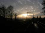 Jerichower-Land Ganz allm�hlich verschwindet hier die Sonne hinter den Wolken �ber den Gleisen
der Bahnstrecke 260 Berlin - Magdeburg in Burg . ( 28.11.2007 um 15:11 Uhr )