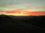 Sonnenunterg�nge Die Sonne ist fast untergegangen und die letzte Glut in den Wolken erlischt langsam am Abend des 28.11.07 kurz vor 17 Uhr.  Wiltz (Luxemburg) 