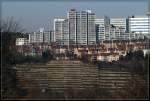 Stuttgart Verwandte Strukturen: Wohnhochhaus und alter steiler Weinberg am Neckartalhang im Bereich des Stuttgarter Stadtteils Freiberg. 03.02.2008 (Jonas)