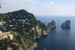 Inseln Blick �bder die S�dk�ste der Isola di Capri mit den Faraglioni-Klippen.