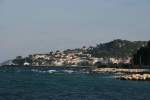 Inseln Isola di Ischia: Blick auf die K�ste bei Lacco Ameno.