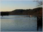 Ruhrgebiet Blick �ber den Baldeneysee in Essen-Heisingen. W�hrend die DLRG trainiert, sitzen andere gem�tlich in der Sonne. �ber dem rechten Boot ist oben im Wald das Lokal 'Schwarze Lene' zu erahnen. Es liegt direkt unterhalb der Neu-Isenburg (Ruine) - von der Terasse aus hat man einen herrlichen Ausblick �ber den Baldeneysee und das Umland. 