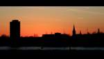 Sonnenunterg�nge Abendstimmung im Duisport - Blick �ber den Rhein auf die Silhouette von Duisburg-Homberg.
