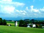 Hausruckviertel 'Blick ins Salzkammergut' (vorne ist der Traunstein ersichtlich) aus dem fahrenden Regionalzug zwischen Attnang u. Ried; 080630