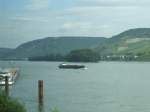 Mittelrheintal Ein Bild aus dem Mittleren Rheintal nahe Trechtingshausen mit einem typischen Binnenschiff, das Rheinaufw�rts f�hrt. (19.06.2008)