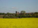 Allgemein Typisch f�r die Uckermark sind neben den Rapsfeldern leider auch die immer steigende Zahl an Windkraftanlagen. 

Dennoch kommt die Prenzlauer St.-Marienkirche, das Wahrzeichen der Stadt, gut zur Geltung.