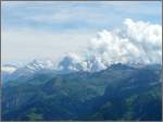 Berner Oberland W�hrend man den Eiger sehr gut sieht, den M�nch noch teilweise, kann man die Jungfrau nur hinter den Wolken erahnen. Niesen Kulm am 29.07.08 (Jeanny)