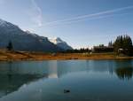 Alpes Vaudois Herbstliche Ruhe ist eingekehrt am Lac Retaud. Nur eine Ente schwimmt einsam �ber den See.
(Oktober 2008)