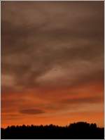 Sonnenunterg�nge Ein Fallschirmspringer landet im Abendrot auf dem Flugfeld von Noertrange. 12.10.08 (Jeanny)