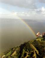 Regenbogen Almada/Distr. Set�bal, 25.01.2001, Regenbogen �ber dem Rio Tejo, gesehen von der Christusstatue, im Hintergrund (auf dem anderen Ufer) ist Lissabon (Foto eingescannt)