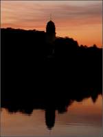 Saar Am sp�ten Abend des 19.10.08 spiegelt sich eine Kirche in der Saar. (Jeanny)