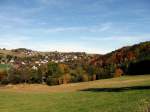 Erzgebirge Blick auf Eibenberg, rechts der herbstlich bunte Dachsberg, Burkhardtsdorf 11.10.08.jpg