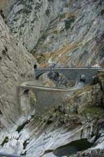 Reusstal Es geht drunter und dr�ber: Die Teufelsbr�cken in der Sch�llenschlucht.
(Oktober 2008)