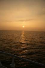 Wattenmeer Auf der R�ckfahrt von Borkum nach Emden begleitete uns ein sehr sch�ner Sonnenuntergang. In gut einer halben Stunde wird die Sonne dann in der Nordsee 'verschwunden' sein. Aufgenommen am 12.10.2008