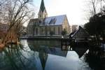 Das bendikterkloster Blaubeuren und die historische Hammerschmiede spiegeln sich im ...