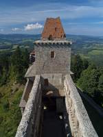 Vom Ostturm der Burg Kaperk im Kreis Klatovy hat man einen grandiosen Ausblick auf die umgebende Landschaft, die sichtbaren Schden am Westturm sind auf den Orkan Kyrill zurckzufhren. 27.09.2011