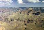 Grand Canyon. Blick vom Sdrand das Canyons in Millionen Jahren Erdgeschichte. Unten in der Schlucht, im Bild waagerecht im unteren Teil zu sehen, fliesst der Colorado River. Aufnahme 1987.