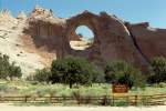 1992 in Arizona - Window Rock. Dieser Steinbogen, der  Fenster Felsen  ist das Wahrzeichen der Verwaltung der Navajo Indianer Verwaltung, die unterhalb dieser Felsformation ihren Sitz hat
