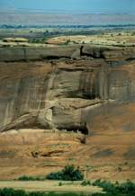 Canyon de Chelly im Juli 1998. Unter dem berhang einer steilen Felswand befinden sich Wohnungen der lngst verschwundenen Anasazi-Indianer.