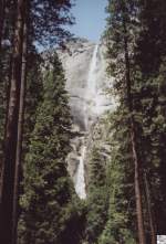 Blick auf die Yosemite Falls, den Upper (Oberen) und Lower (Unteren) Wasserfall in der nhe des Valley Visitor Center.