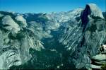 1998 im Yosemite National Park. Blick vom Glacier Point hinab in das Yosemite Valley das vom Half Dome berragt wird