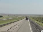 Ein Bild das die endlosen Weiten des Mittleren Westens der USA vermitteln soll. Es entstand aus den fahrenden Bus heraus nrdlich von Cheyenne in Wyoming am 16. Juli 2006.