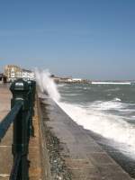 Ein ausserordentlicher langer und starker Ostwind trieb bei Flut grosse Wellen auf die Uferpromenade von Pencanze.