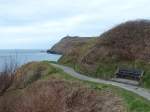 Wandern an der Küste, ausruhen auf der Sitzbank. Die Isle of Man war früher einer der Haupt-Urlaubsorte der Briten. Außerhalb der Saison findet man heutzutage toll ausgebaute Wanderwege, die man weitgehend für sich hat. 20.3.2015