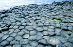 Der Giant’s Causeway an der nördlichen Küste des Countys Antrim in Nordirland. Geologen führen die Entstehung des Basaltdammes auf die Abkühlung heißer Lava zurück. Bild vom Dia. Aufnahme: Juni 1991.