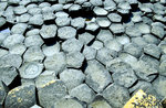 Der Giant’s Causeway ist seit 1986 UNESCO-Welterbestätte. Er besteht aus etwa 40.000 gleichmäßig geformten Basaltsäulen. Die größten der Steinsäulen haben eine Höhe von zwölf Metern. Die Gesteinsschicht ist bis zu 25 Meter dick. 
Bild vom Dia. Aufnahme: Juni 1991.
