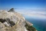 Gibraltar - Blick von Upper Rocks mit nebliger Luftströmung vom Meer. Aufnahme: Juli 2014.