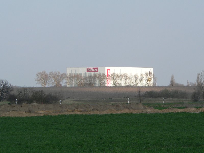 Und auch das sind Landschaften. Das berhmt-berchtigte Einkaufszentrum auf der grnen Wiese, hier Mbel Hffner in Waltersdorf. Aufgenommen nahe dem Flughafen Schnefeld am 31.3.2007