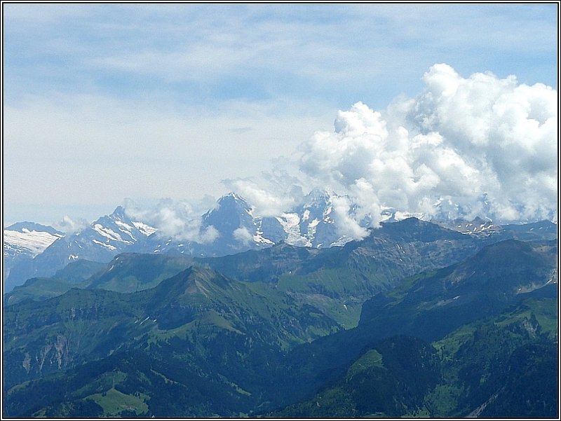 Whrend man den Eiger sehr gut sieht, den Mnch noch teilweise, kann man die Jungfrau nur hinter den Wolken erahnen. Niesen Kulm am 29.07.08 (Jeanny)